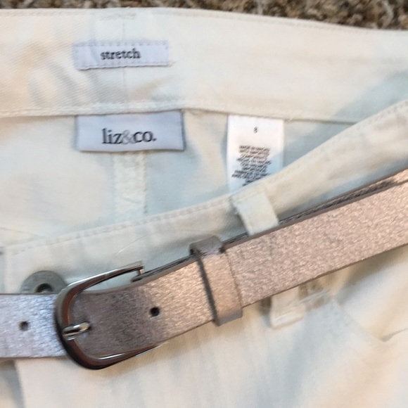 NWT Liz & Co. white Stretch jeans w/ silver belt 8 - Picture 3 of 4